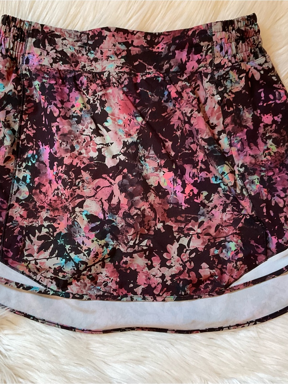 Lululemon Hotty Hot Skirt - Stencil Blossom Red Multi / Sheer Blue - Size 8 - Picture 3 of 10